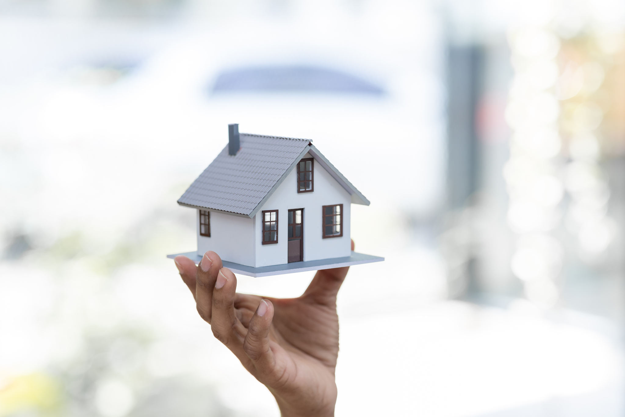 Pareja joven revisando planos y folletos en una oficina moderna de inmobiliaria en Murcia centro, buscando la mejor opción en 2024