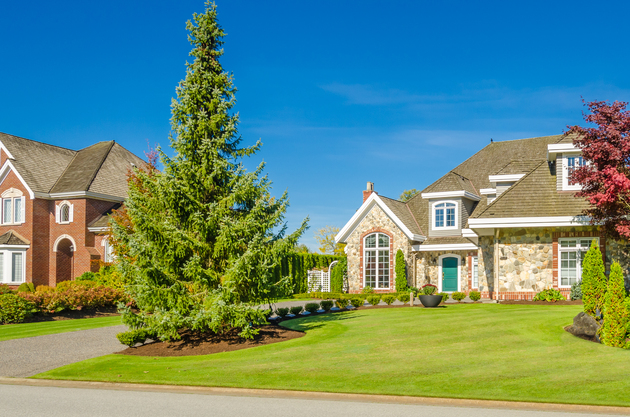 Persona entregando llaves a inquilino sonriente en un salón moderno, alquiler de viviendas en el centro de Murcia